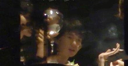 王源抽烟被曝光_王源吸烟事件_有哪些明星因为抽烟上的热点**,