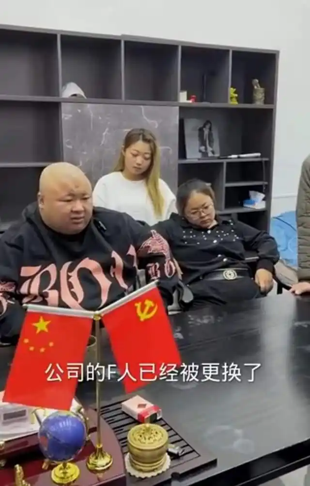 千万网红自曝破产，哭着卖房卖豪车抵消债务，却被网友质疑是演戏