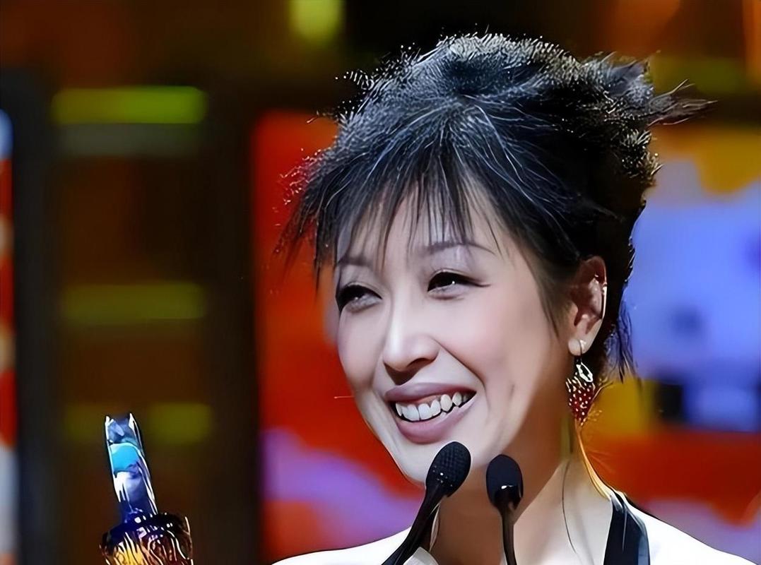 53岁孙悦摆脱“克夫”标签，她的逆袭打了谁的脸？